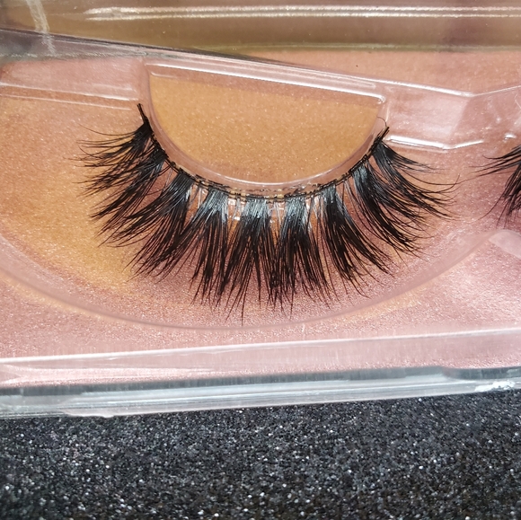 Lashes - Picture 3 of 3